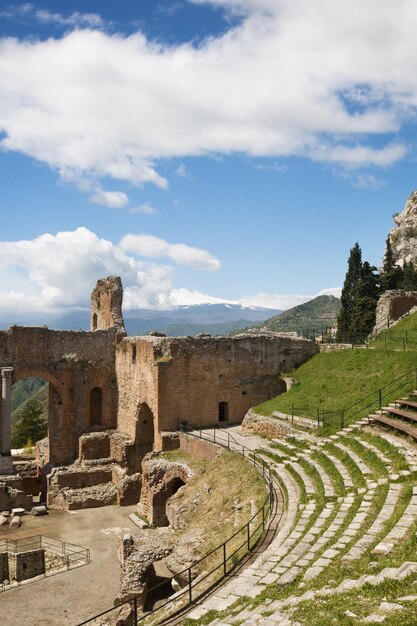 イタリア、シチリア島のタオルミーナ劇場とエトナ山