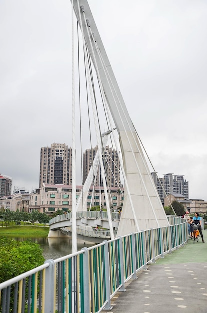 Таоюань, Тайвань, 04 апреля 2019 г. Подвесной мост в парке Чинтан