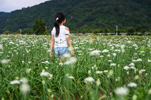 Taoyuan Taiwan SEP 08 2019 Mensen in het Chinese bieslook bloemenveld