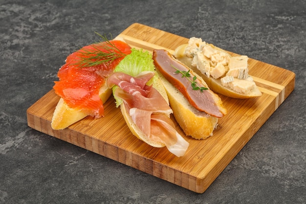 Bruschetta di tapas con prosciutto, salmone, anatra e gorgonzola