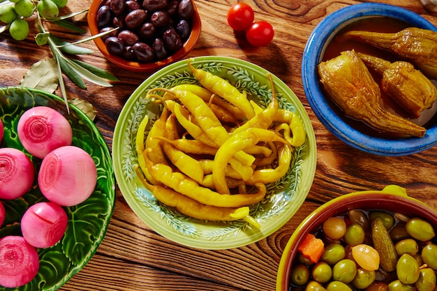 Foto le sottaceti di tapas mescolano le melanzane alla cipolla peperoncino