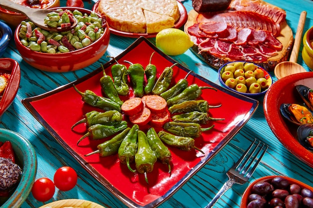 Foto tapas pimientos del padron peperoni verdi