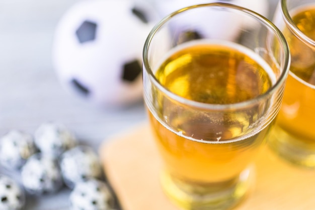 Tapbier en zoute snacks op tafel voor een voetbalfeest.