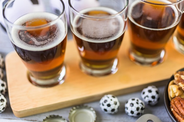 Foto tapbier en zoute snacks op tafel voor een voetbalfeest.