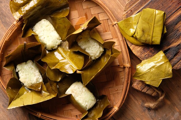 Tape Ketan Kuningan is kleverige rijst gefermenteerd met gist en suiker, verpakt in waterguavebladeren