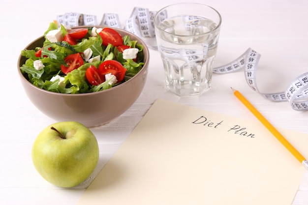 Foto nastro e lattuga su uno sfondo chiaro dieta dimagrante cibo sano