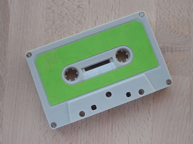 Tapecassette op houten bureaublad