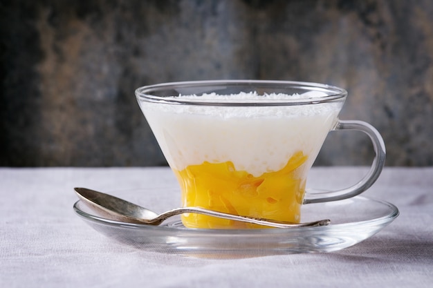 Dessert di tapioca con mango