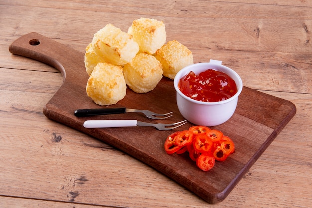 Photo tapioca dice served with pepper jelly