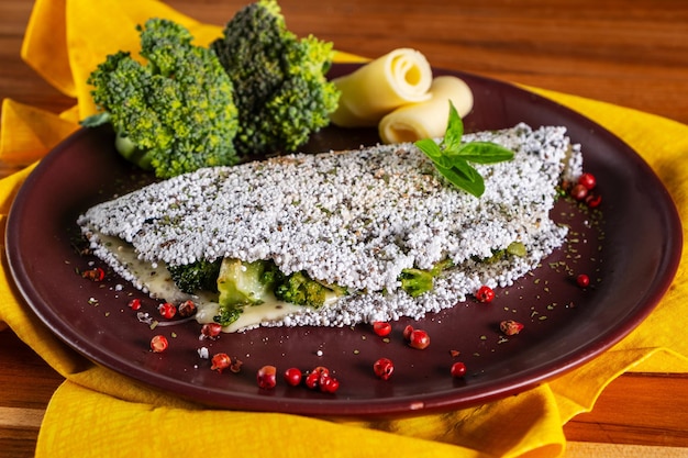 Foto spuntino di tapioca ripieno di mozzarella e broccoli