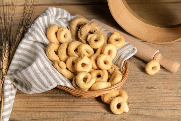 Photo taralli is a traditional italian snack food typical of puglia regional cuisine in wooden bowl ingredients wine olive oil salt flour of wheat