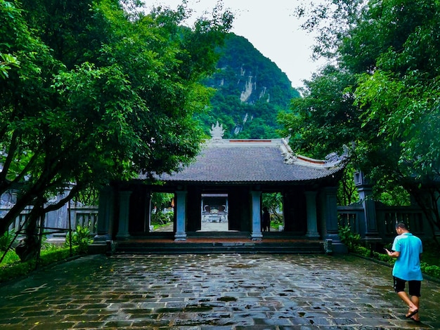 Photo tarang an beautiful pagoda in between mountains and a lake peaceful buddhist monk mountains