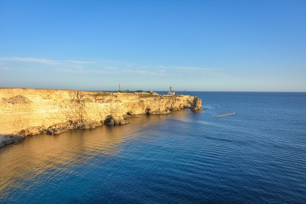 Photo tarhankut cape with turquoise water on the western coast of crimea peninsula. summer seascape, famous travel destination. picturesque seascape, crimea coast beach the black sea yalta mountains