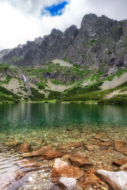 Tarn Velicke-pleso en Velicky-waterval in Hoge Tatra-bergen Slowakije