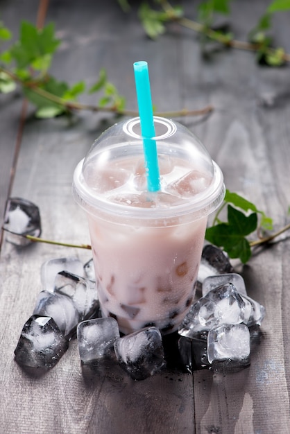 Пузырьковый чай Taro и черный жемчуг тапиоки на колотом льду