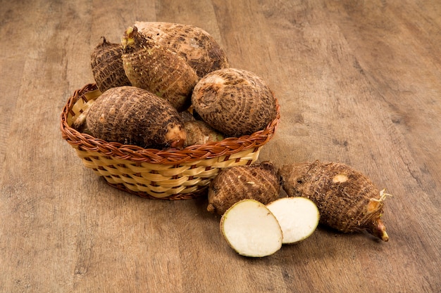 Taro of yam boven een houten tafel.