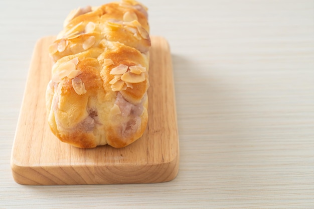 Taro toastbrood op een houten bord