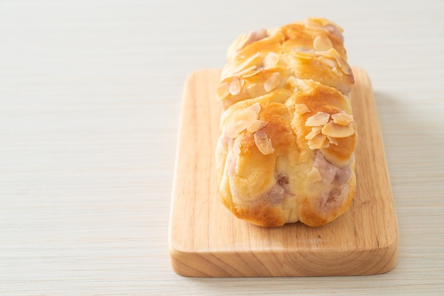 Taro toastbrood op een houten bord