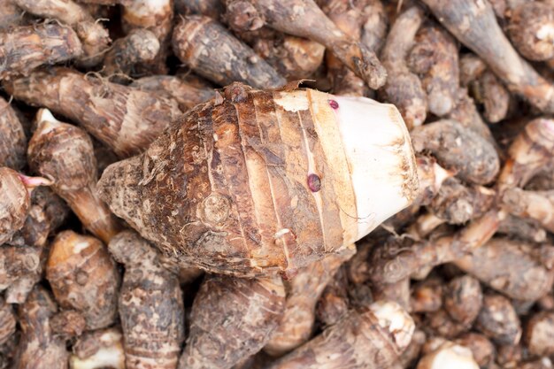 Taro voor de verkoop in de kleinhandel op de lokale markt.