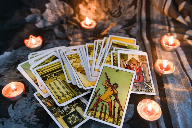 Foto carta dei tarocchi con lume di candela sullo sfondo di oscurità per l'astrologia occult magic illustrazione - magic spiritual horoscopes e palm lettura chiromante concetto