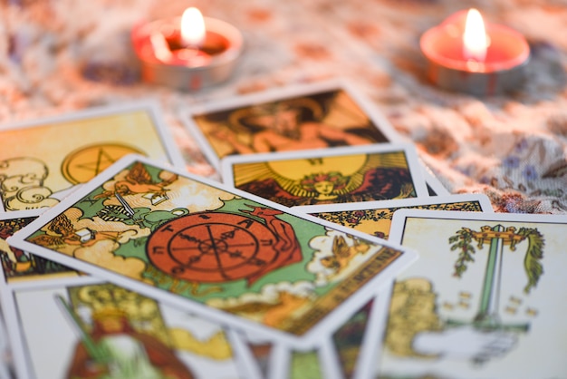 Foto carta dei tarocchi con lume di candela sullo sfondo di oscurità per l'astrologia occult magic illustrazione / magic spiritual horoscopes and palm reading chiromante