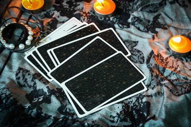 Tarot lezing met tarot kaart achtergrond en kaarslicht op de tafel voor Astrologie Occult Magic Spirituele Horoscopen en Palm lezen waarzegger tarot lezer