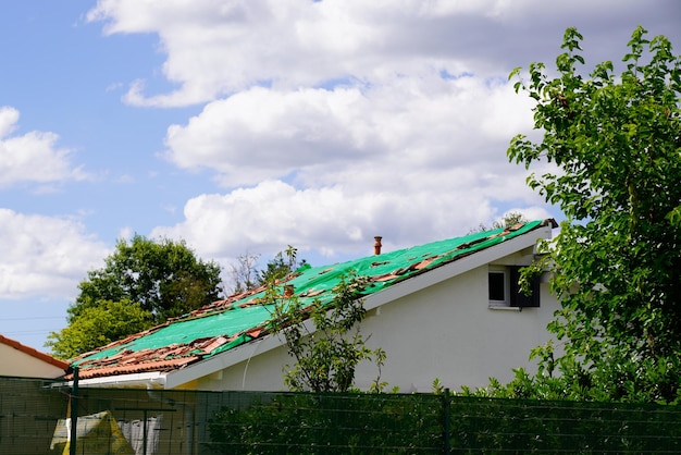 Tarp groen Bescherming tegen hagelstenen Orkaan Beschadigd dak door onweer