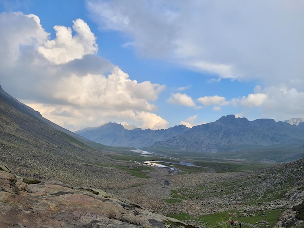 Foto tarsar marsar trek nel bellissimo kashmir