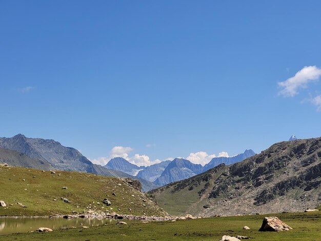 Foto tarsar marsar trek nel bellissimo kashmir