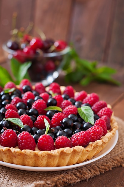 Tart with berries and custard