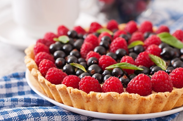 Tart with berries and custard