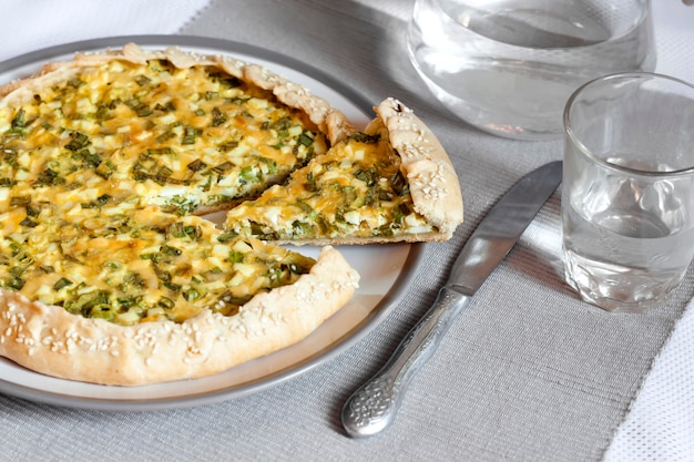 Photo tart with eggs and green onions on a plate