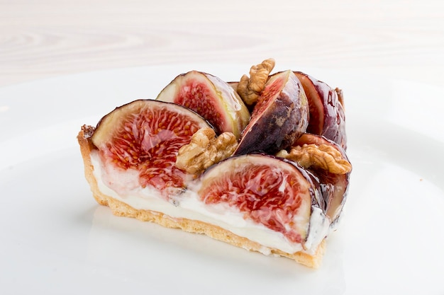 Tart with fig and raspberries with cheese cream