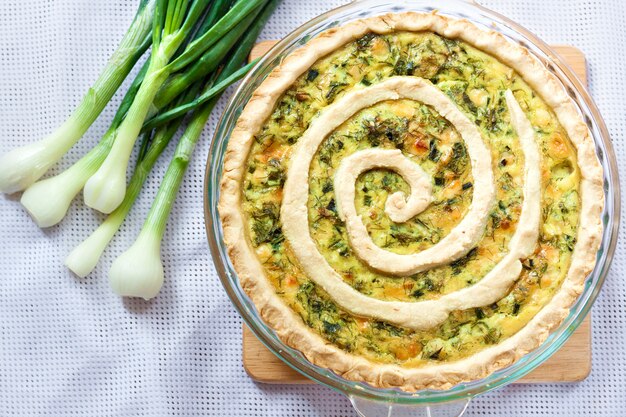 Foto crostata con formaggio di capra e cipolle verdi