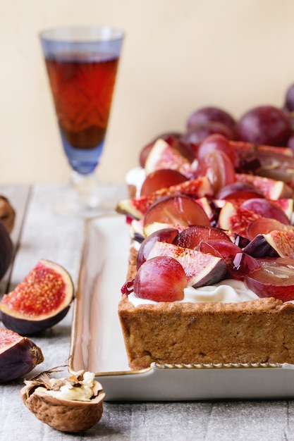 Crostata con uva e fichi