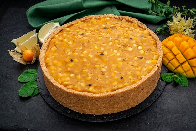 Tart with mango and stuffed with cream cheese