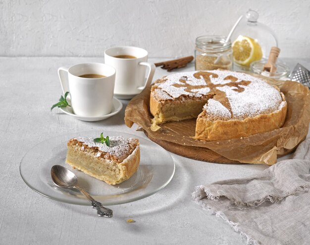 Tarta de santiago en een vredes- en koffiekopjes spaans amandelcake-ochtendconcept