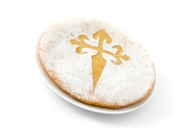 Tarta de Santiago Traditionele amandelcake uit Santiago in Spanje, op wit