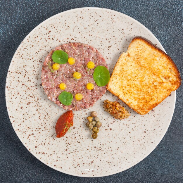 Tartaar van rundvlees met champignonkaviaar en rode pepermousse. Het uitzicht vanaf de top