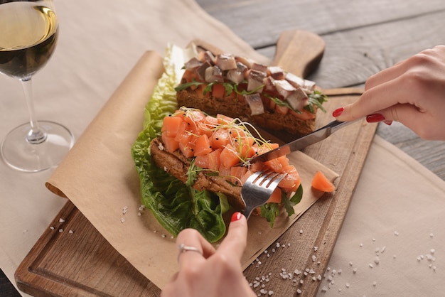 Tartaar van zalm en haring op sneetjes gebakken brood