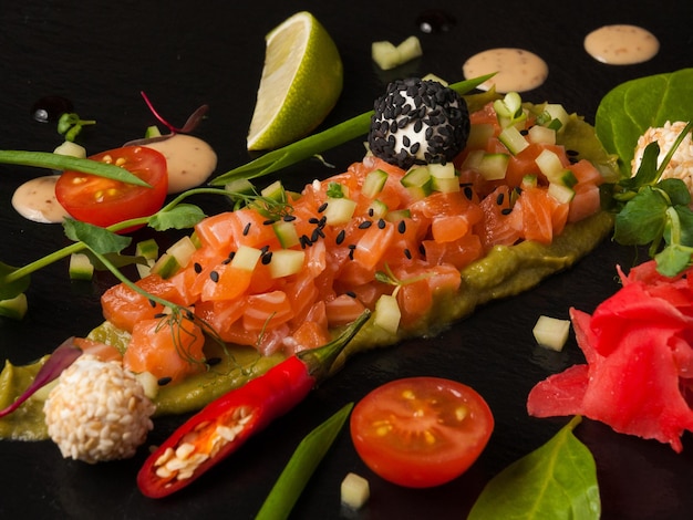 Tartaar van zalm en komkommer met avocadocrème