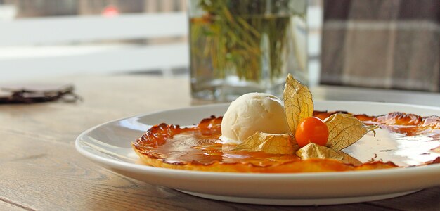 Tarte Tatin met appels en ijs versierd met cape-kruisbes