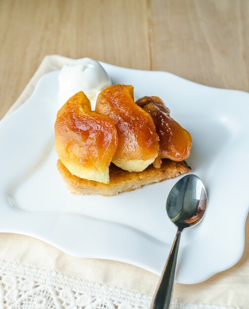 Foto tarte tatin con pallina di gelato