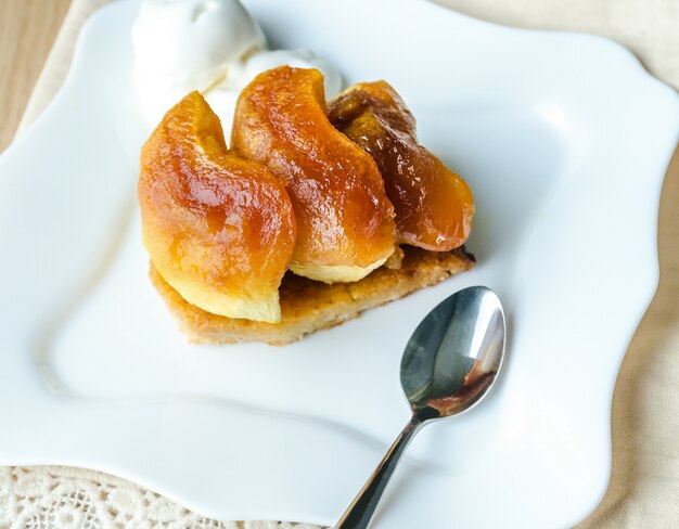 Tarte tatin con pallina di gelato