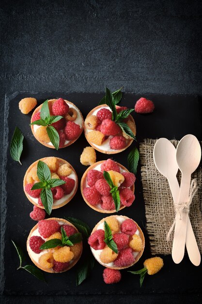 Tarte with raspberries and creamy yogurt