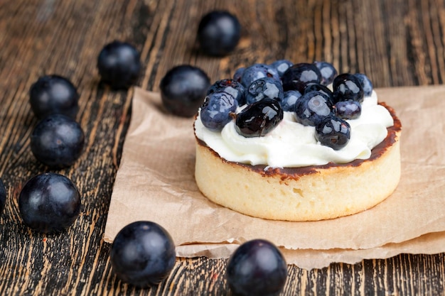 Tartlet with chocolate and buttercream with blueberries