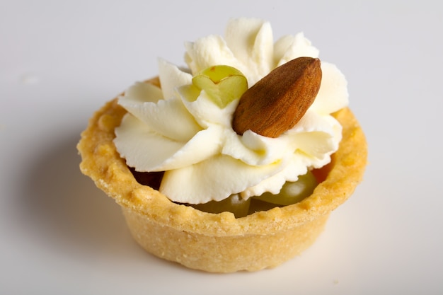 Tartlet with cream, grape and almond