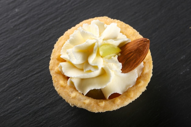 Tartlet with cream, grape and almond