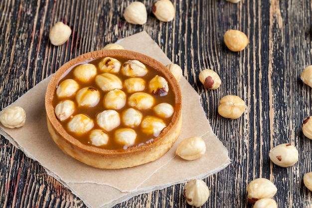 Tartlet with salted caramel and hazelnuts