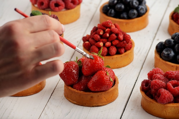 Tartlets desserts met fruit en bessen, assorti assortiment.